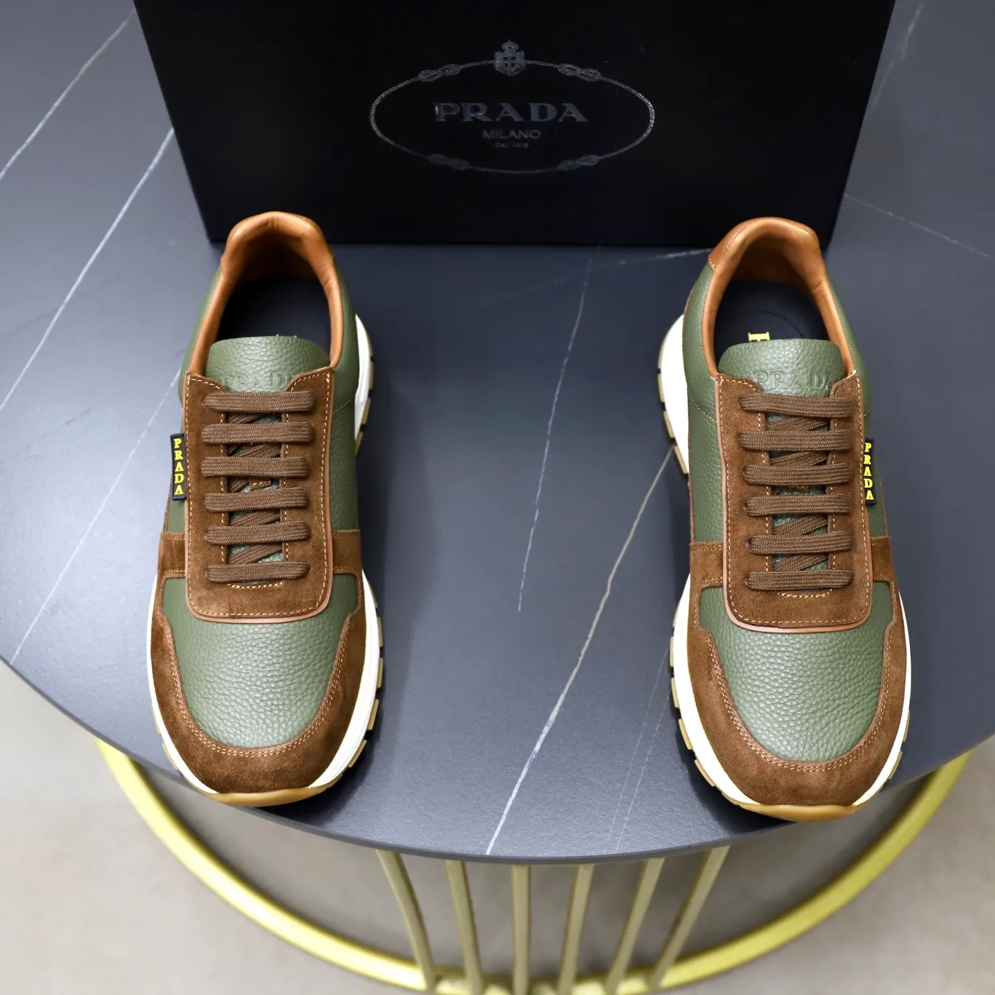 Factory price: 740💰Top original order Brand: PRADA (Prada) Standard code: Men's size 38/44 (45 can be customized) Grade: Same as the official website Material: Original cowhide stitching imported cowhide lining Original combination two-color wear-resistant soft outsole Style category: Leisure and sports version Young fashion European and American trend British style Color: Real picture color